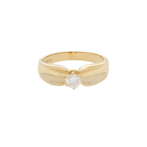 Anillo solitario con diamante en oro amarillo 18 kilates.