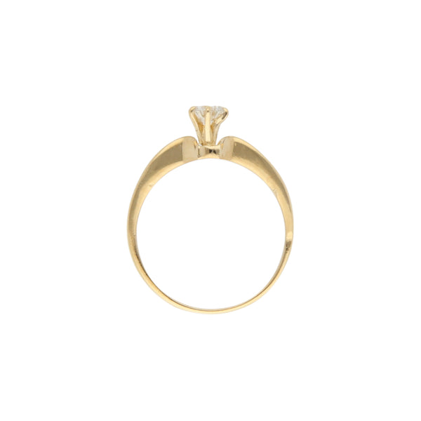 Anillo solitario con diamante en oro amarillo 18 kilates.