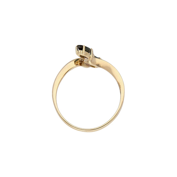 Anillo estilizado con diamante y zafiros en oro amarillo 12 kilates.