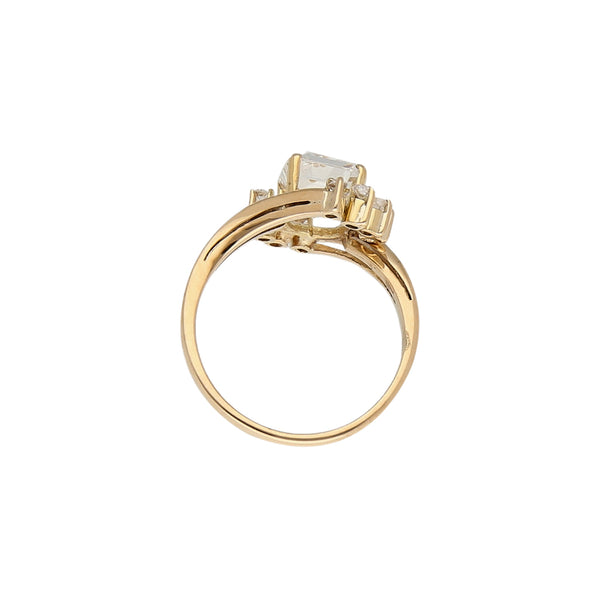 Anillo diseño epecial con circonias en oro amarillo 14 kilates.