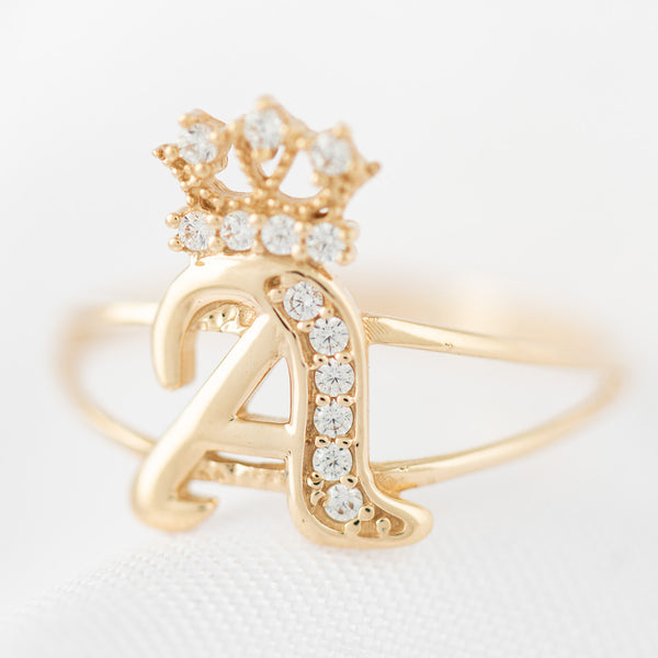 Anillo diseño especial motivo letra A coronada con circonias en oro amarillo 14 kilates.