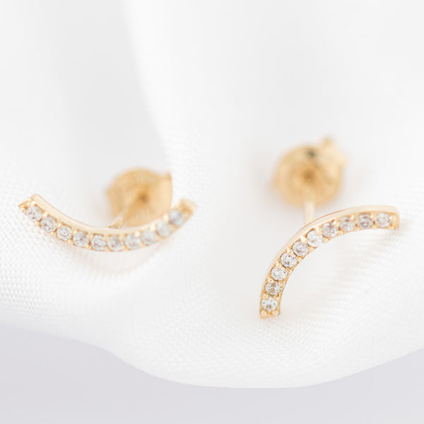 Aretes diseño especial con circonias en oro amarillo 14 kilates.