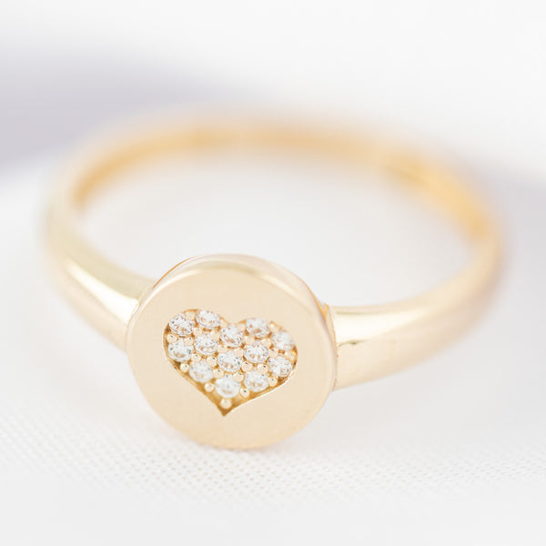 Anillo hueco motivo corazón con circonias en oro amarillo 14 kilates.