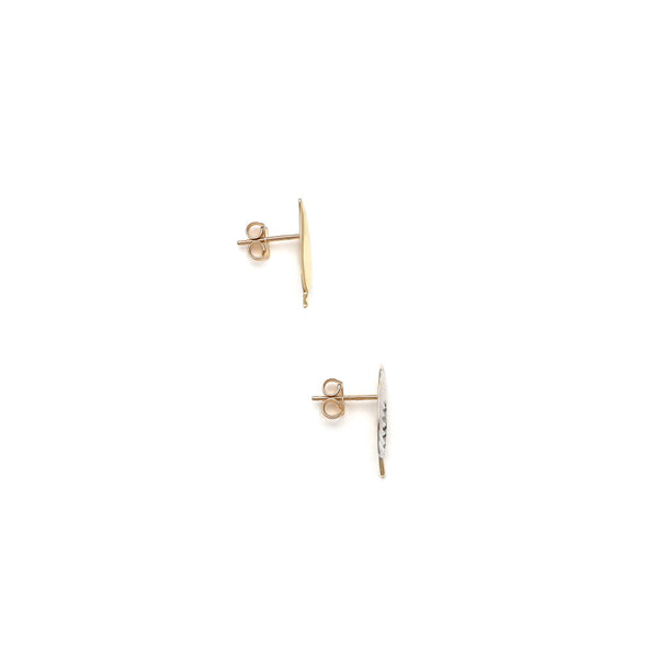 Aretes platinados motivo hoja en oro amarillo 14 kilates.