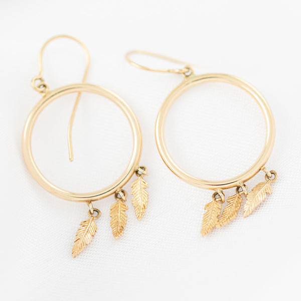 Aretes diseño especial motivo plumas en oro amarillo 14 kilates.