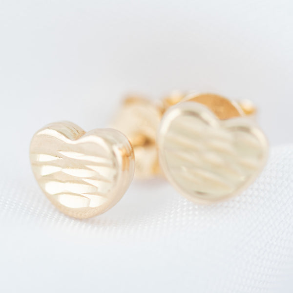 Aretes huecos motivo corazón en oro amarillo 14 kilates.