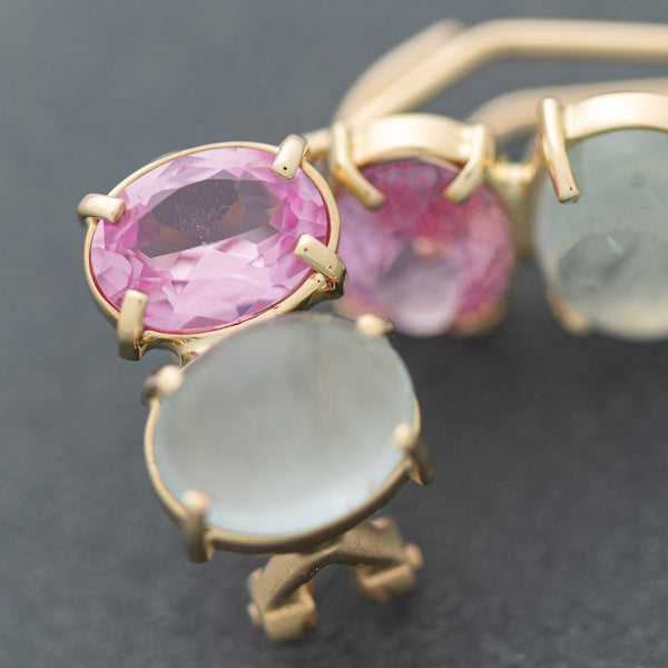 Aretes diseño especial con piedra de luna y rosa de Francia en oro amarillo 14 kilates.