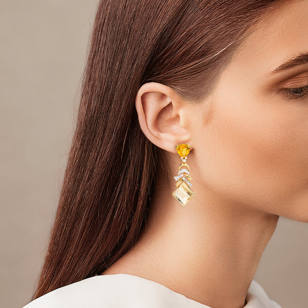 Juego de dije y aretes diseño especial con diamantes y gemas en oro amarillo 14 kilates.