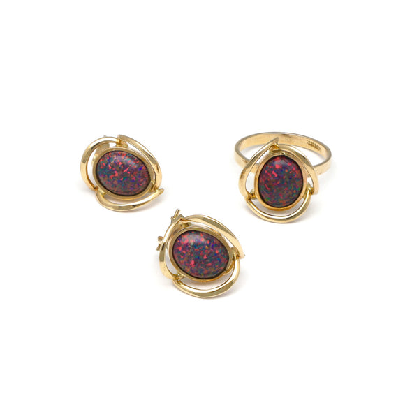 Juego anillo y aretes calados con ópalos en oro amarillo 14 kilates.