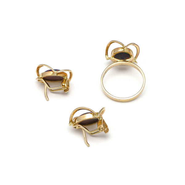 Juego anillo y aretes calados con ópalos en oro amarillo 14 kilates.