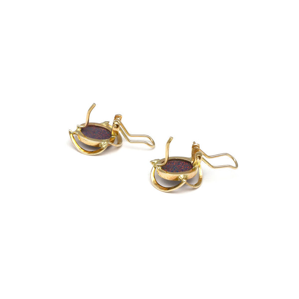 Juego anillo y aretes calados con ópalos en oro amarillo 14 kilates.
