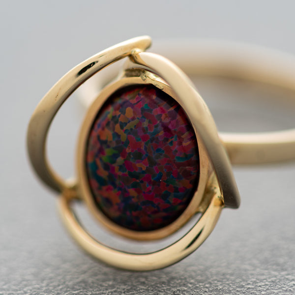 Juego anillo y aretes calados con ópalos en oro amarillo 14 kilates.
