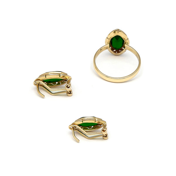 Juego de anillo y aretes calados con verde almendra en oro amarillo 14 kilates.