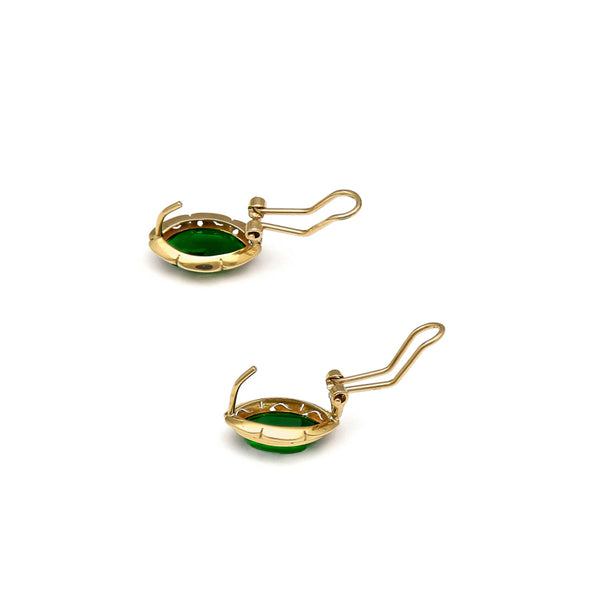 Juego de anillo y aretes calados con verde almendra en oro amarillo 14 kilates.