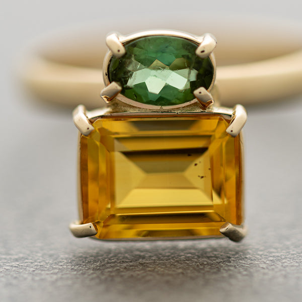 Juego de anillo y aretes diseño especial con citrinos y peridotos en oro amarillo 14 kilates.