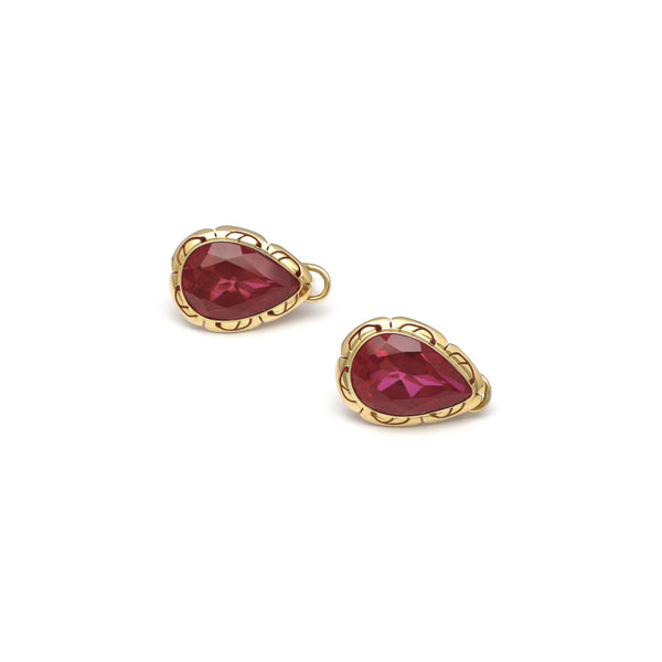 Aretes calados con rubies en oro amarillo 14 kilates.