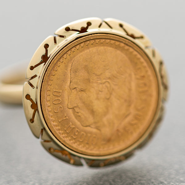 Juego de anillo y aretes calados con monedas de dos y medio pesos oro mexicano 21.6 kilates en oro amarillo 14 kilates.