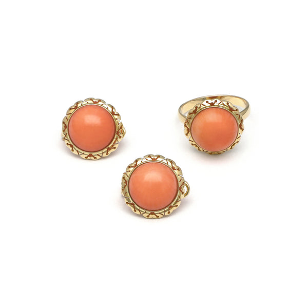 Juego de anillo y aretes calados con coral en oro amarillo 14 kilates.