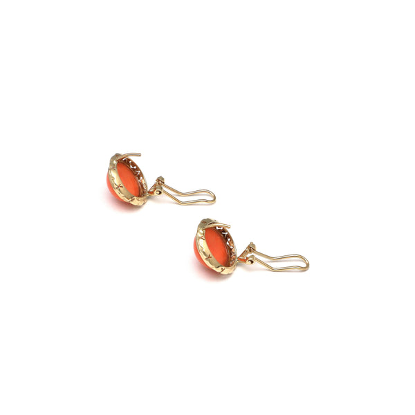 Juego de anillo y aretes calados con coral en oro amarillo 14 kilates.