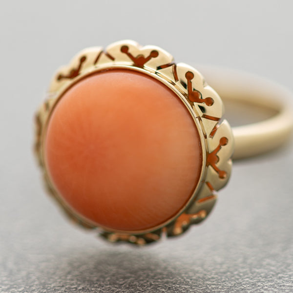 Juego de anillo y aretes calados con coral en oro amarillo 14 kilates.