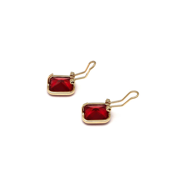 Aretes diseño especial con rubies en oro amarillo 14 kilates.