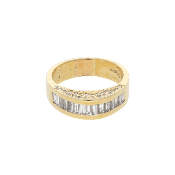 Anillo diseño especial con diamantes en oro amarillo 18 kilates.