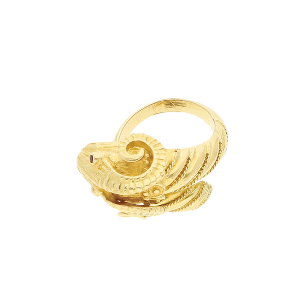 Anillo ondulado motivo carnero con sintéticos en oro amarillo 18 kilates.