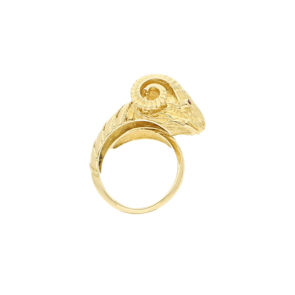 Anillo ondulado motivo carnero con sintéticos en oro amarillo 18 kilates.