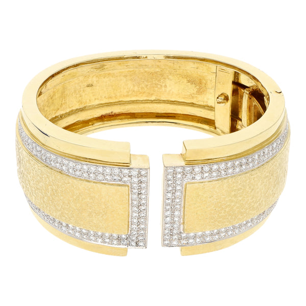 Pulsera de arillo articulada con diamantes en oro amarillo 18 kilates.