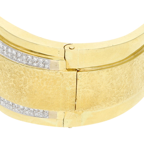 Pulsera de arillo articulada con diamantes en oro amarillo 18 kilates.