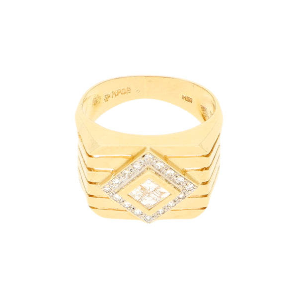 Anillo calado con diamantes en oro amarillo 18 kilates.