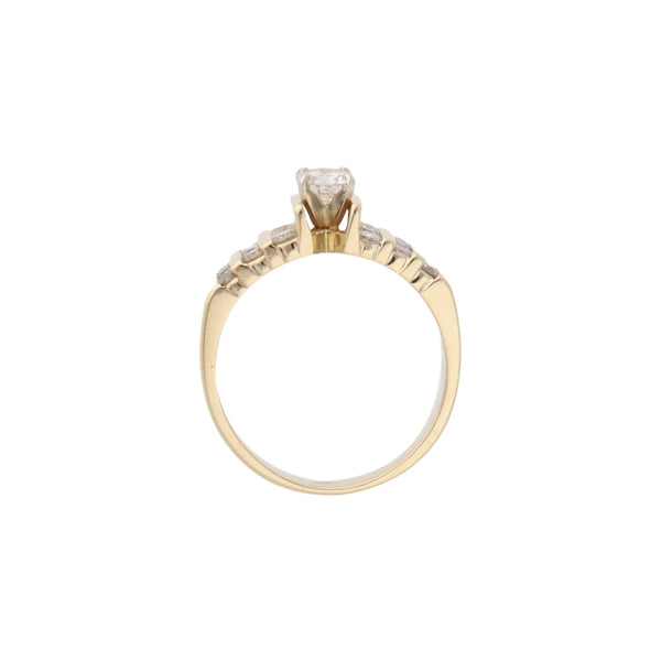 Anillo acanalado con diamantes en oro amarillo 14 kilates.