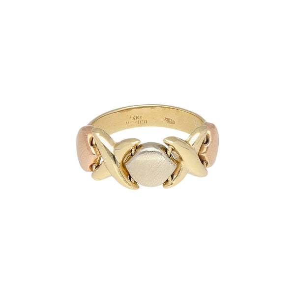 Anillo diseño especial motivo XOXO en oro amarillo 14 kilates.