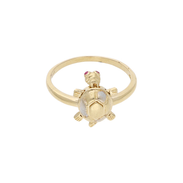 Anillo diseño especial motivo tortuga con sintéticos en oro amarillo 14 kilates.