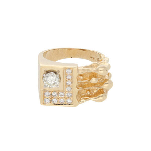 Anillo barroco con diamantes en oro amarillo 14 kilates.