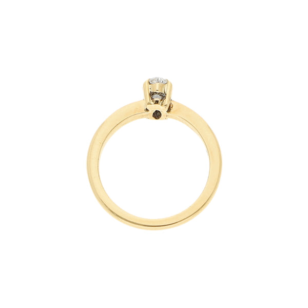 Anillo solitario con diamante en oro amarillo 18 kilates.