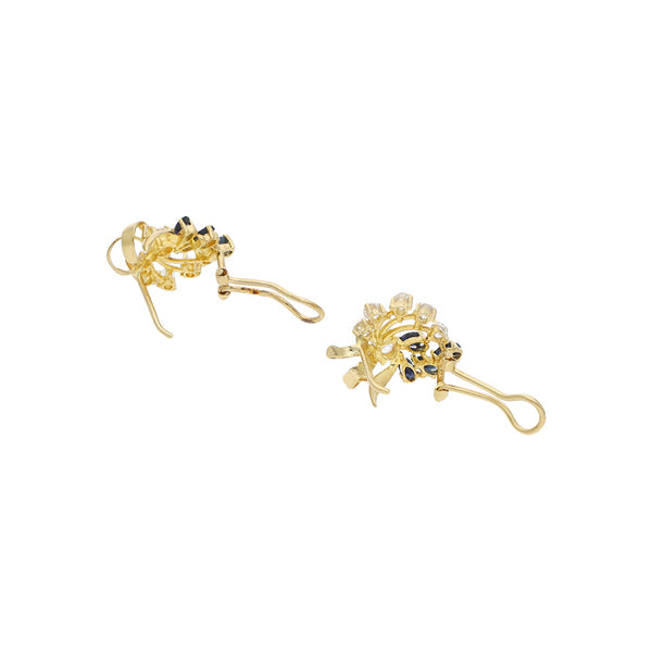 Aretes calados con sintéticos en oro amarillo 14 kilates.