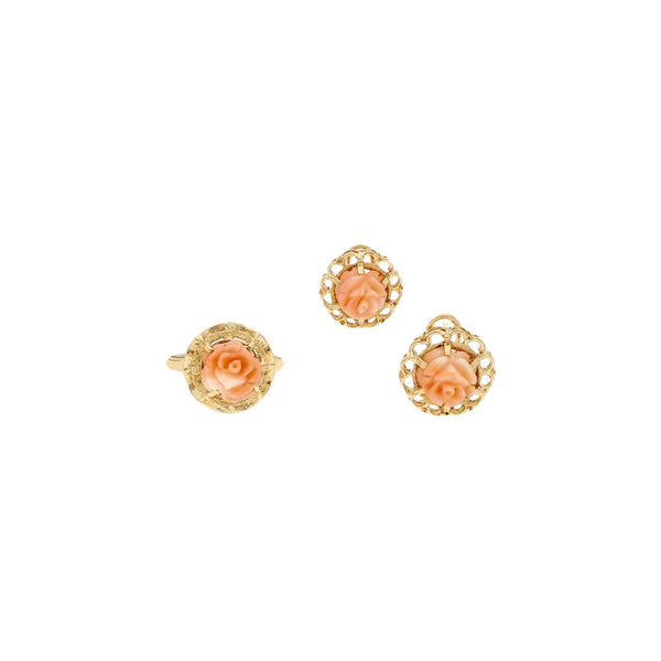 Juego de anillo y aretes calados motivo rosa con corales en oro amarillo 14 kilates.