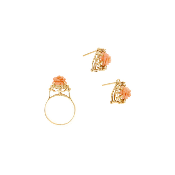 Juego de anillo y aretes calados motivo rosa con corales en oro amarillo 14 kilates.