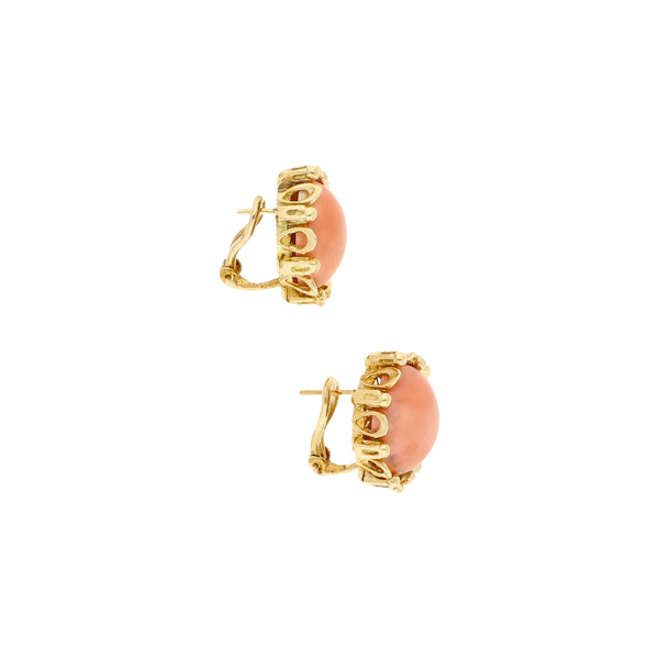 Aretes calados con coral en oro amarillo 14 kilates.