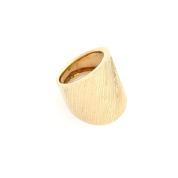 Anillo labrado en oro amarillo 14 kilates.