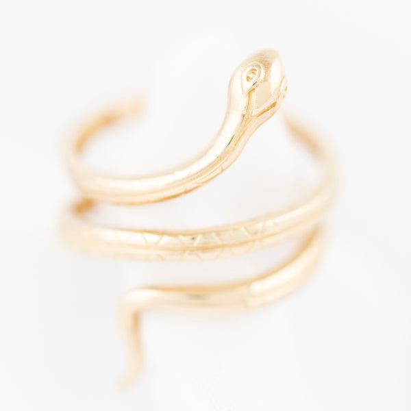 Anillo ondulado motivo serpiente en oro amarillo 14 kilates.