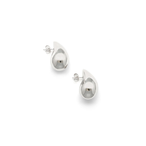 Aretes huecos motivo gota en oro blanco 14 kilates.