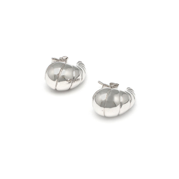 Aretes huecos motivo caracol en oro blanco 14 kilates.