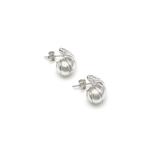 Aretes huecos motivo caracol en oro blanco 14 kilates.