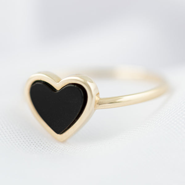 Anillo diseño especial motivo corazón con ónix en oro amarillo 14 kilates.