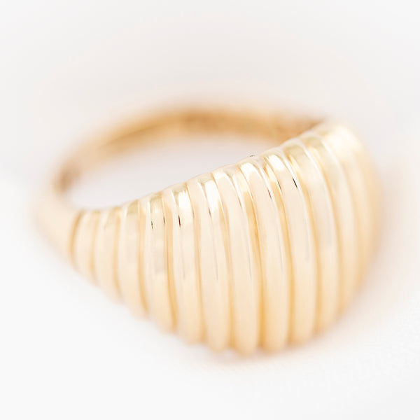 Anillo estriado en oro amarillo 14 kilates.