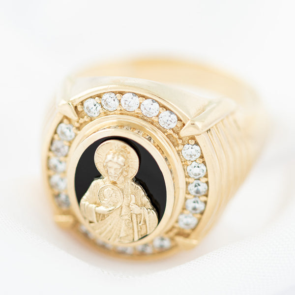 Anillo diseño especial motivo San Judas con sintéticos en oro amarillo 14 kilates.