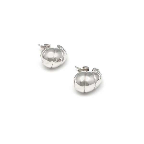 Aretes huecos motivo caracol en oro blanco 14 kilates.