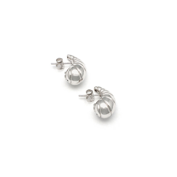 Aretes huecos motivo caracol en oro blanco 14 kilates.